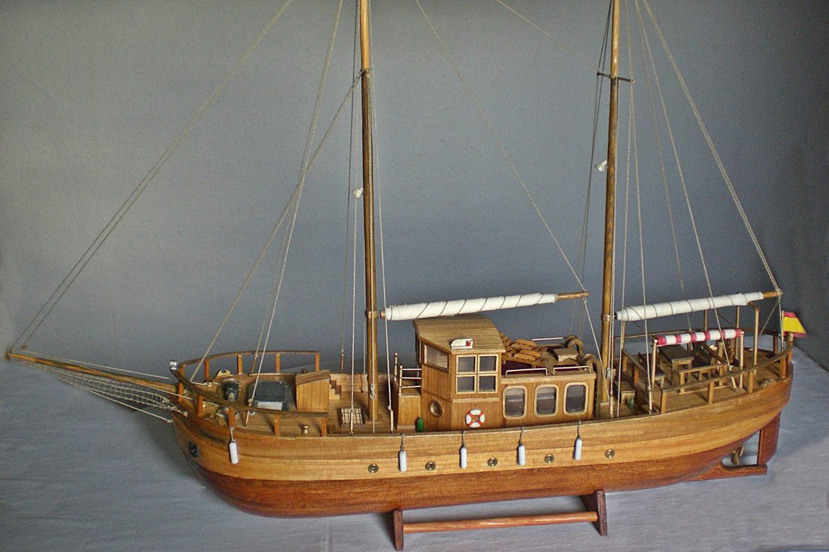Motorsegeljacht Trotomares, historisches Schiffsmodell